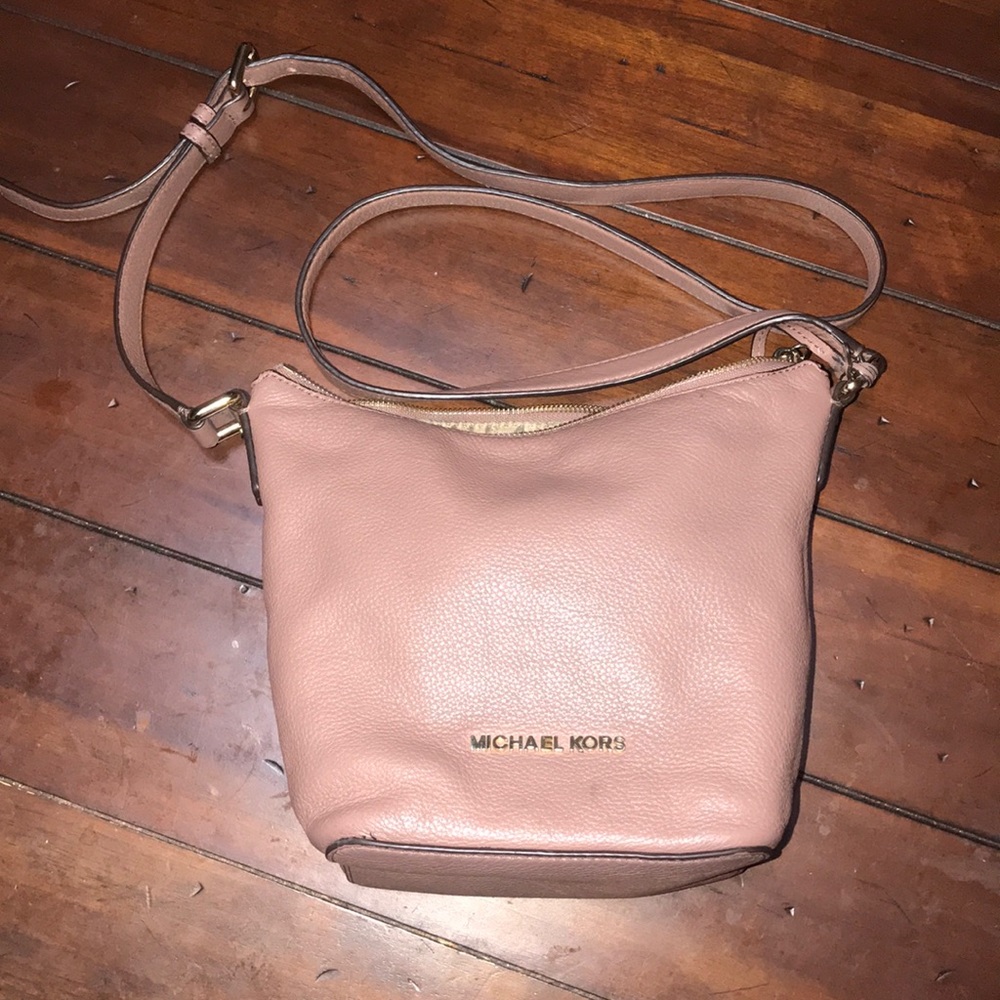 USED— AUTHENTIC MICHEAL KORS DUSTY ROSE CROSSBODY